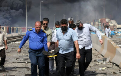 İran’daki patlama: Ölü sayısı 70’e yükseldi İnsanlar, 26 Nisan 2025'te İran'ın Hürmüzgan eyaletindeki Bender Abbas'ın güneybatısındaki Şahid Racei liman rıhtımında meydana gelen patlamanın ardından harap olmuş bulvar boyunca yaralı bir adamı taşıyor. Fotoğraf: AFP