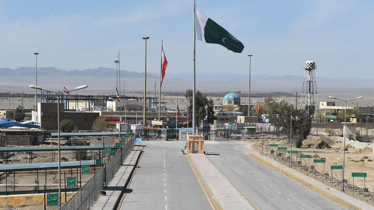 Pakistan İran'a sınır kapılarını kapattı